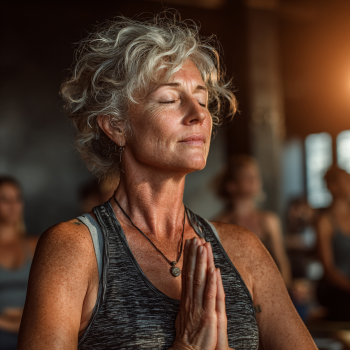 Старші люди займаються йогою на природі